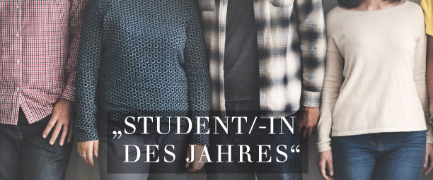 Studierende stehen in einer Reihe